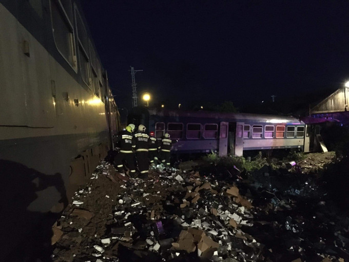 Kettészakadt a Sátoraljaújhelyre tartó vonat miután kamionnal ütközött