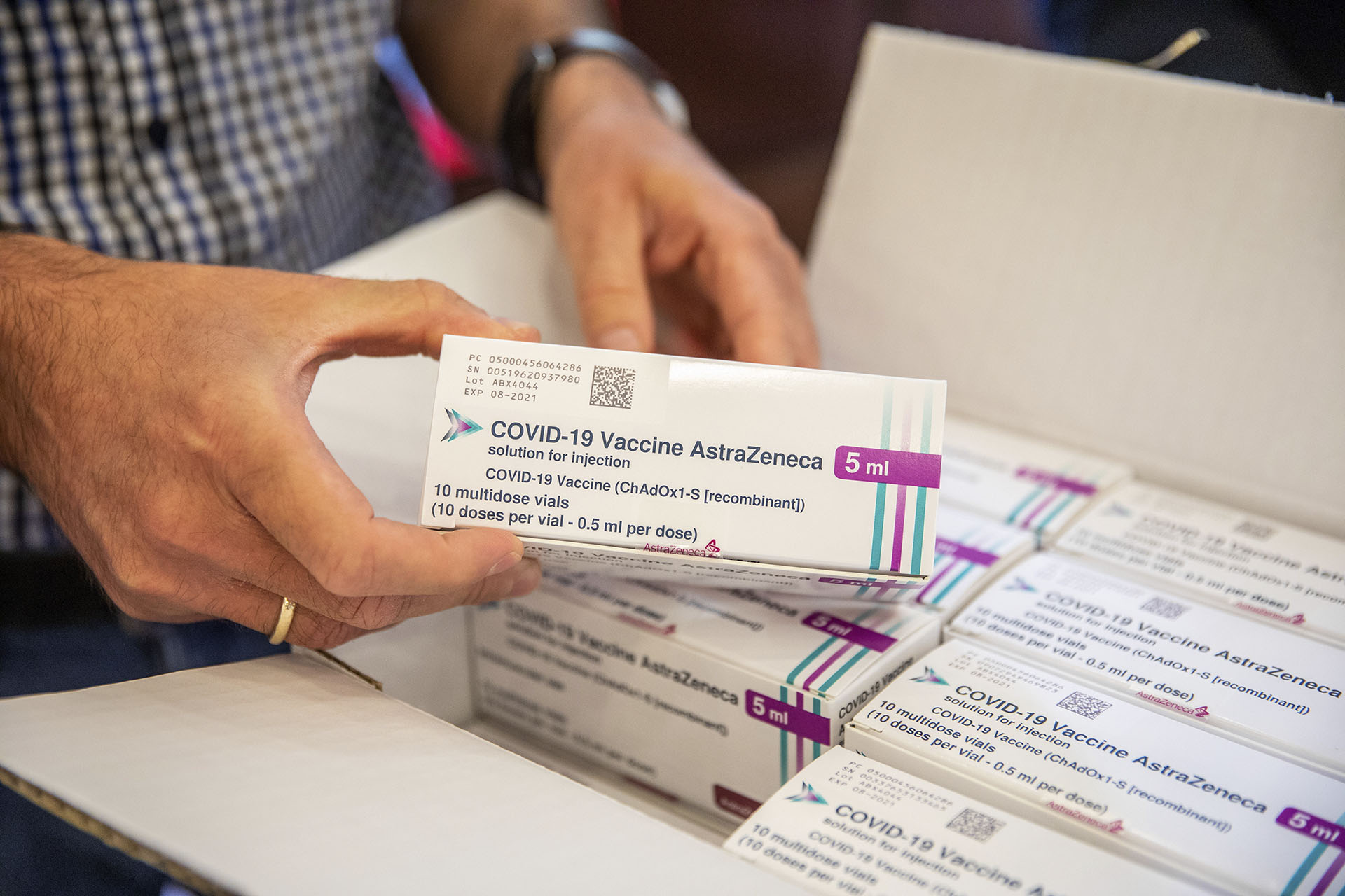 Háromszázezer AstraZeneca-vakcinát ad kölcsön a kormány Szlovéniának