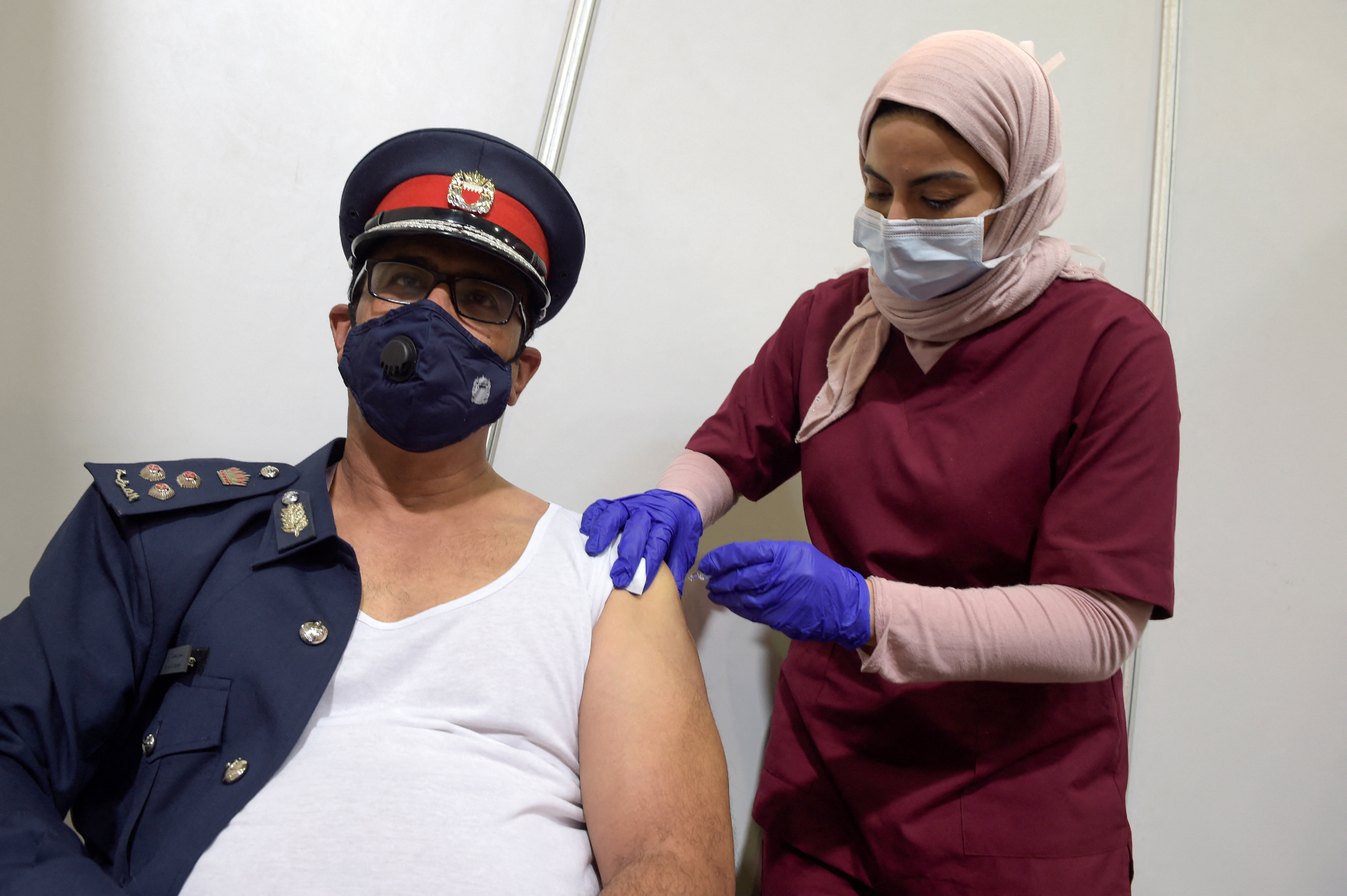 Bahreinben Pfizer-vakcinát ajánlanak harmadik oltásként két Sinopharm után