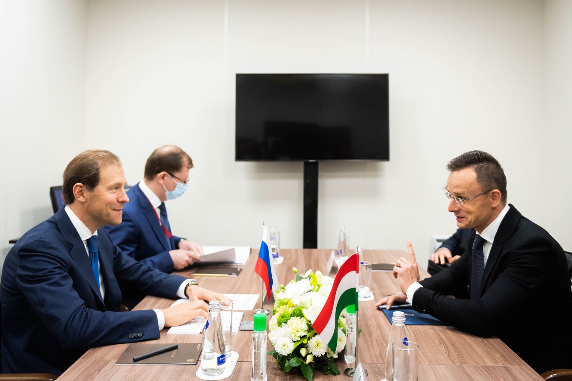 Szijjártó megvédte a paksi bővítést