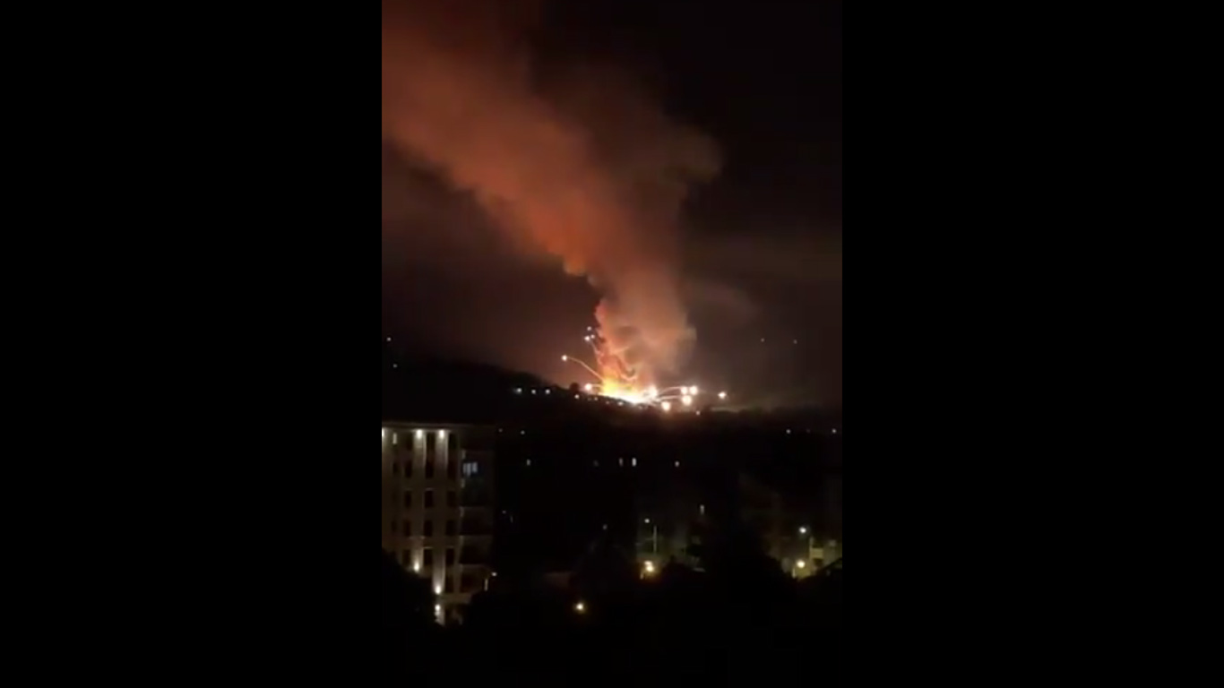 Éjjel a levegőbe repült egy szerbiai lőszergyár, azóta hallani a robbanásokat