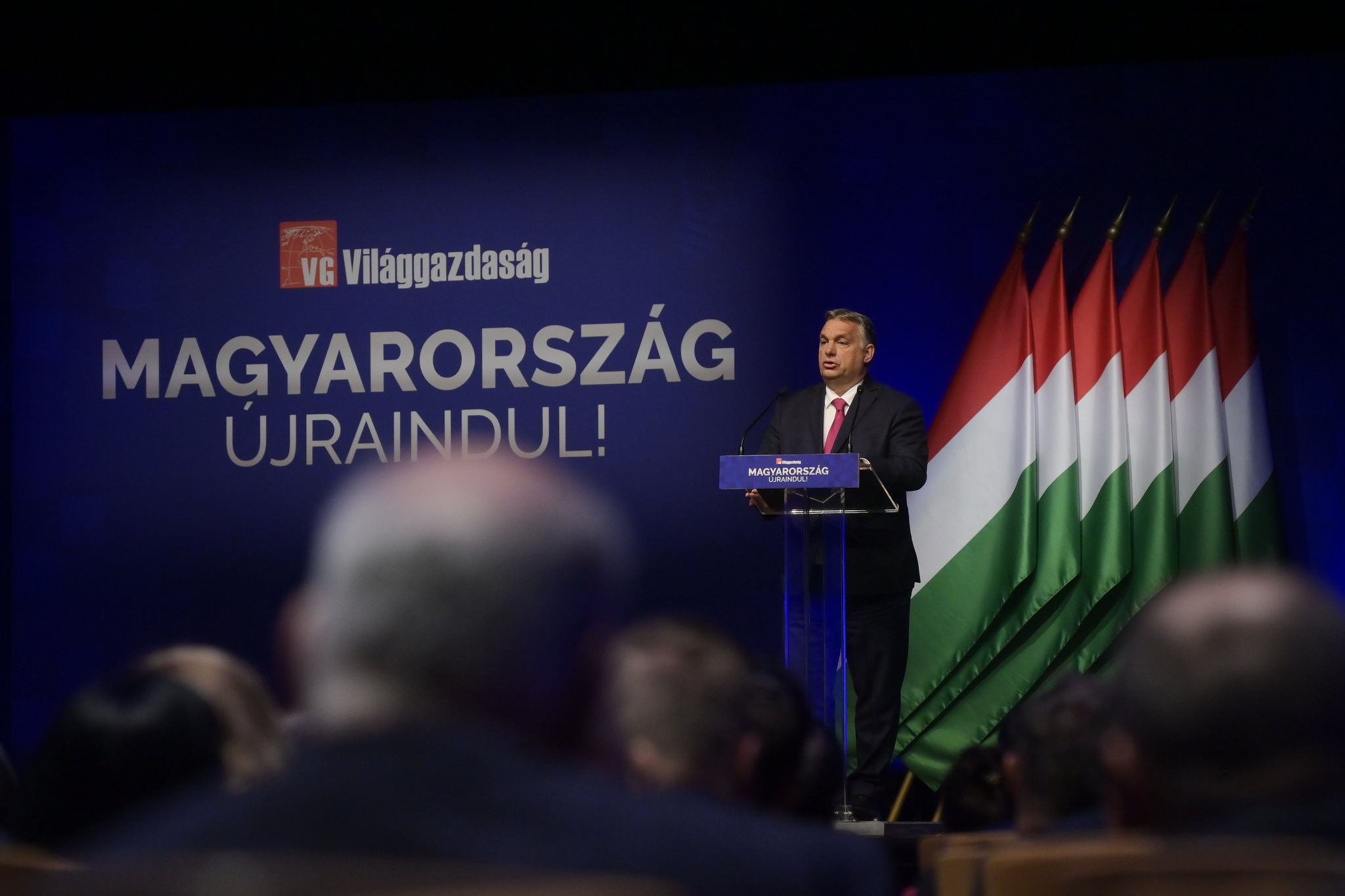 Húzni kell a nadrágszíjon, a kormány Budapesten spórolna