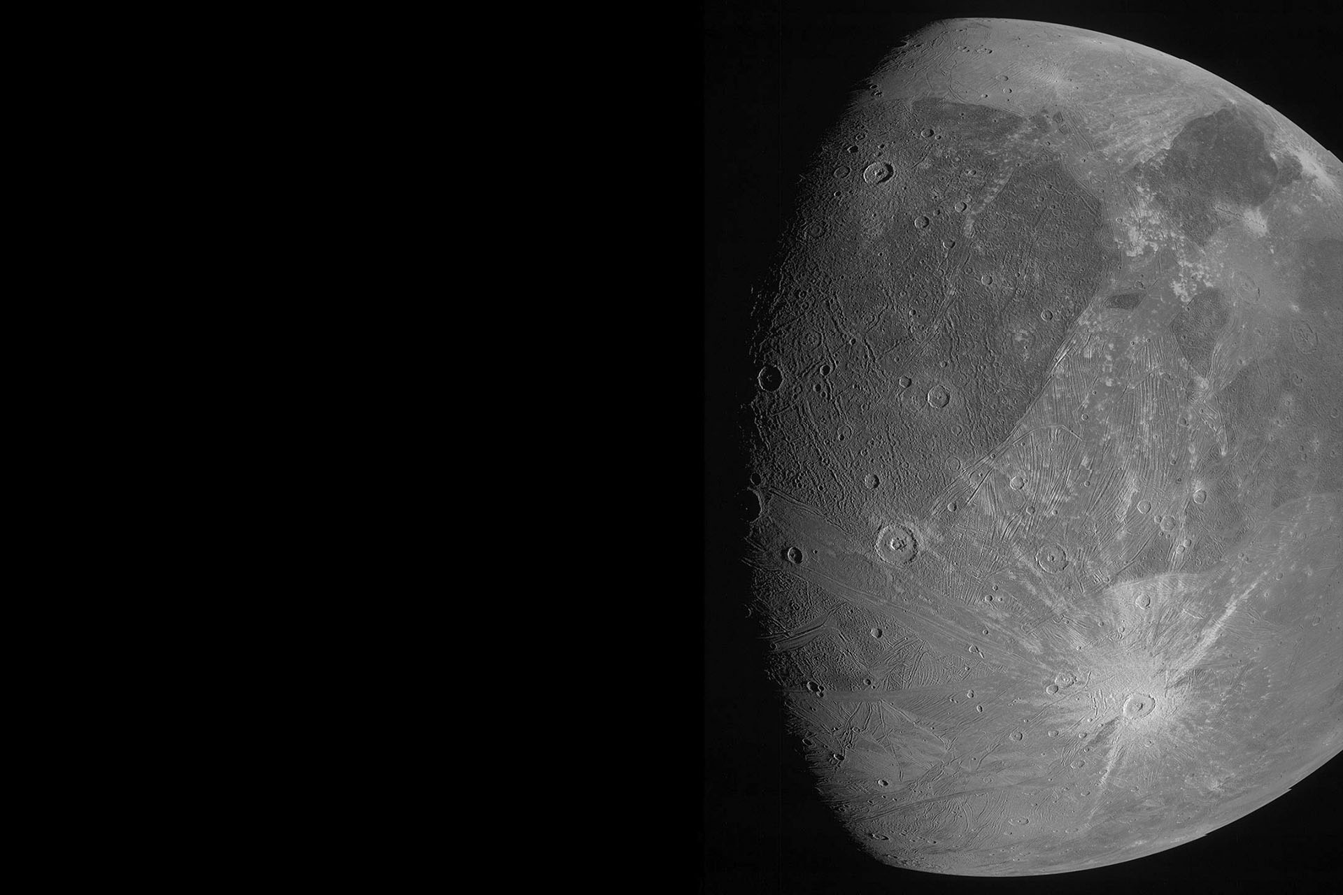 Közeli felvétel készült a Jupiter legnagyobb holdjáról, a Ganymedesről