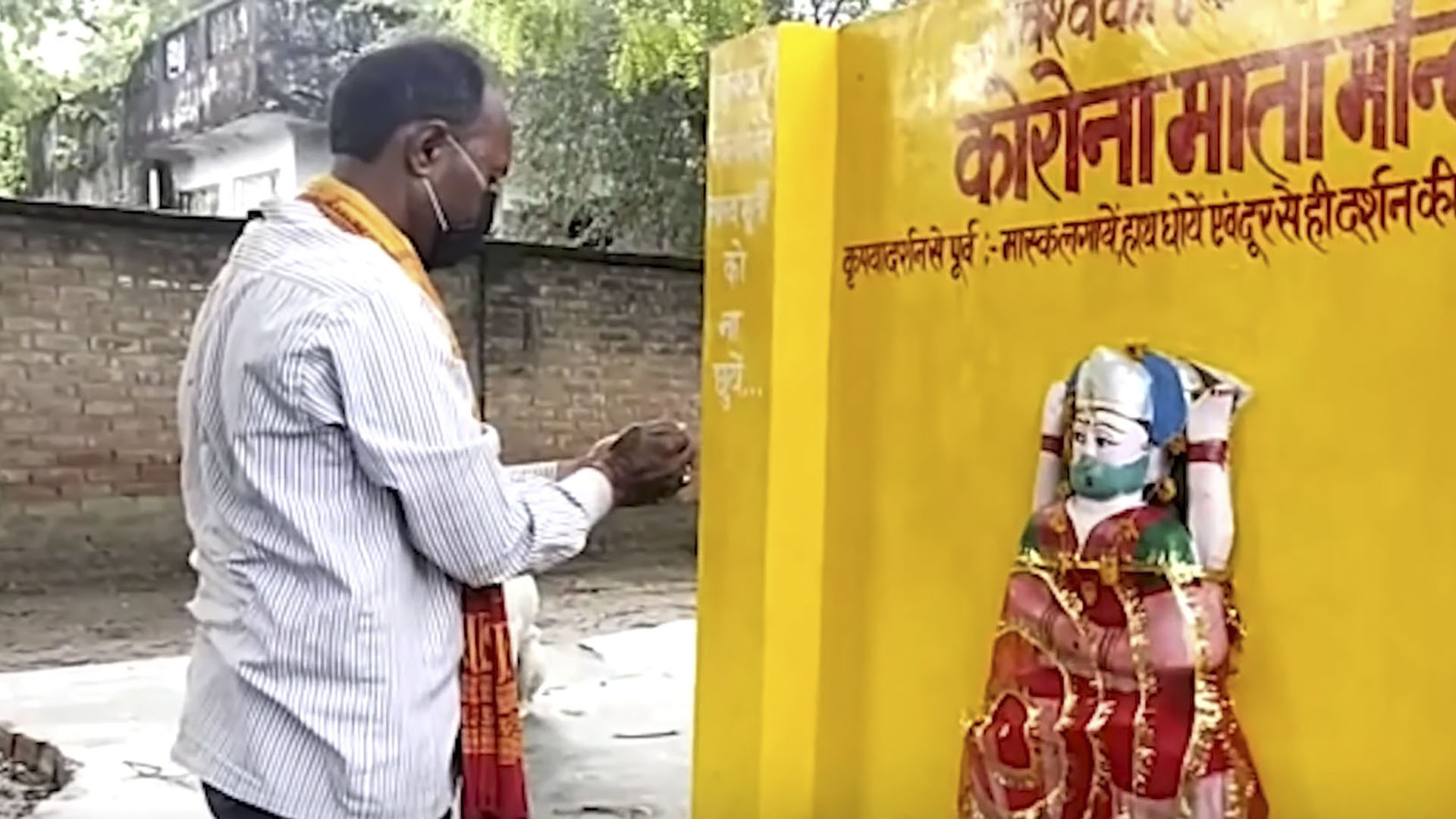 Szentélyt emeltek a koronavírus ellen egy indiai faluban