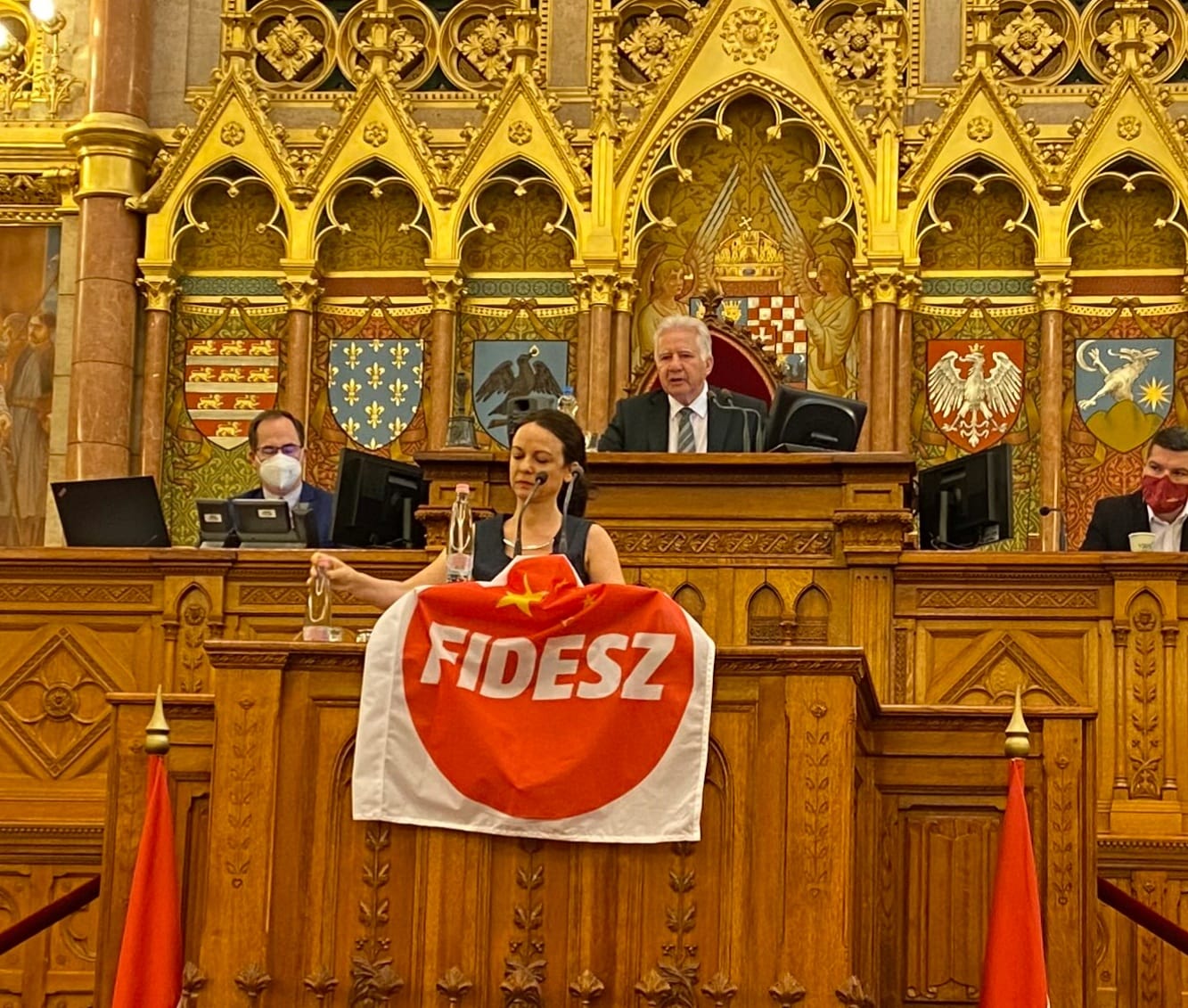 Szabó Tímea kifüggesztette a Parlamentben a kínai zászló mintájú Fidesz-logót