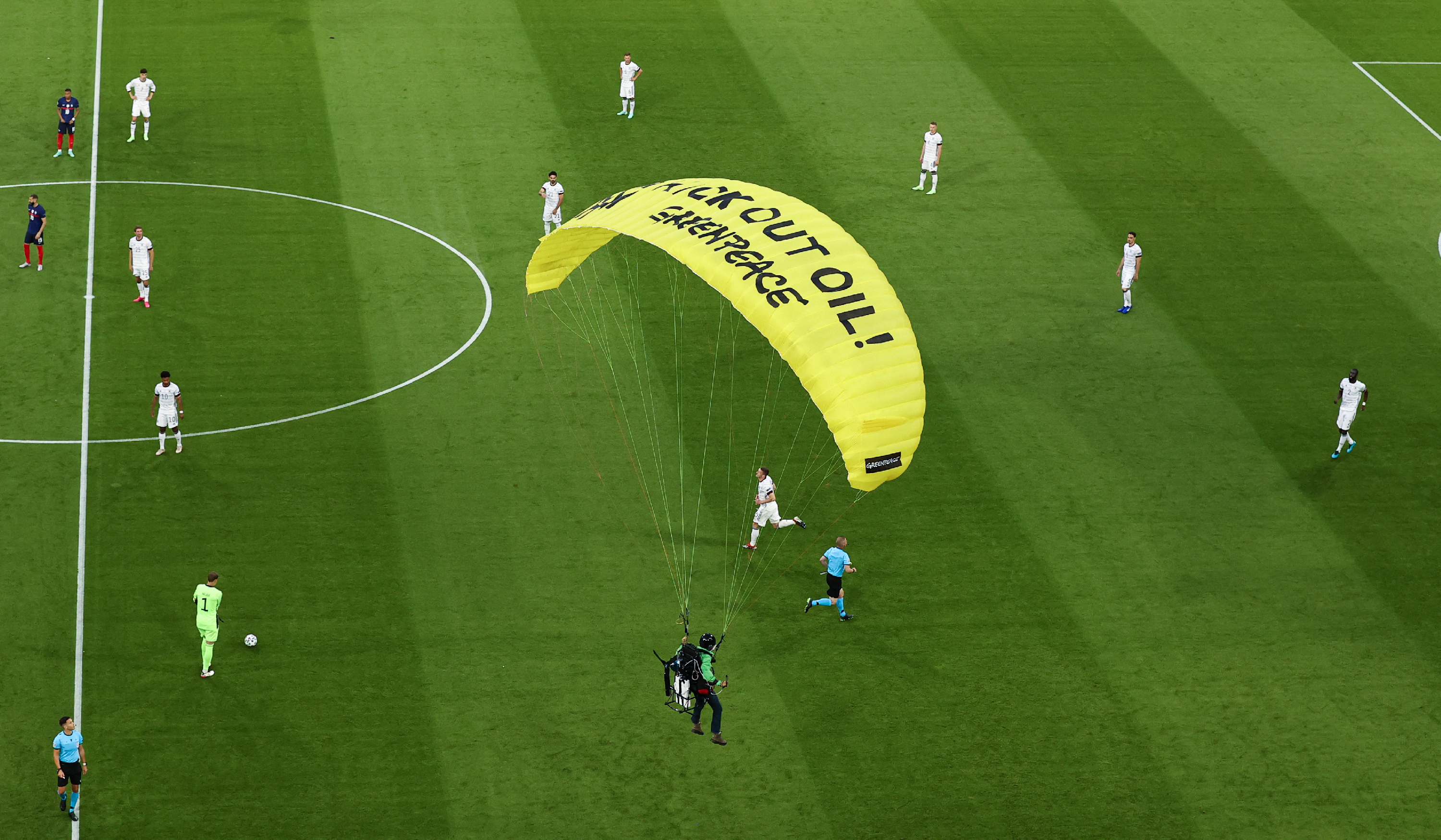 Motoros siklóernyővel akart tüntetni a stadionban, balesetet okozott