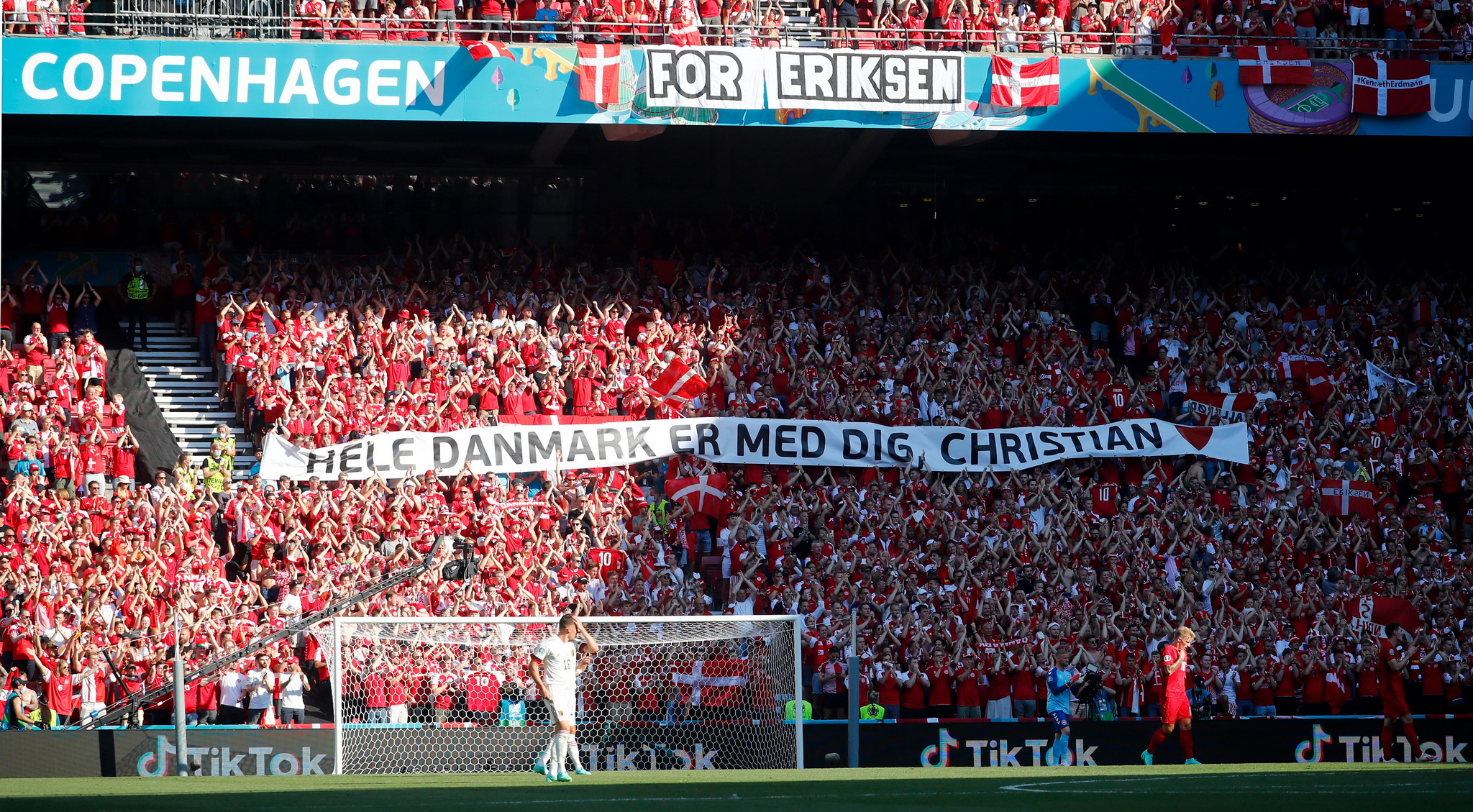 Egy percre megállt a dán-belga meccs