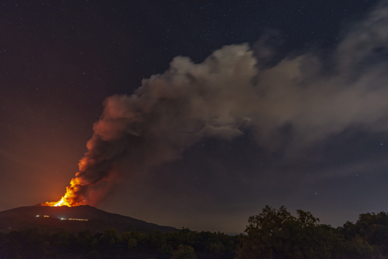 Láva ömlik az Etna tűzhányónak, Európa legnagyobb és legaktívabb vulkánjának egyik kráteréből a szicíliai Catania közelében 2021. június 18-án hajnalban. MTI/AP/Salvatore Allegra