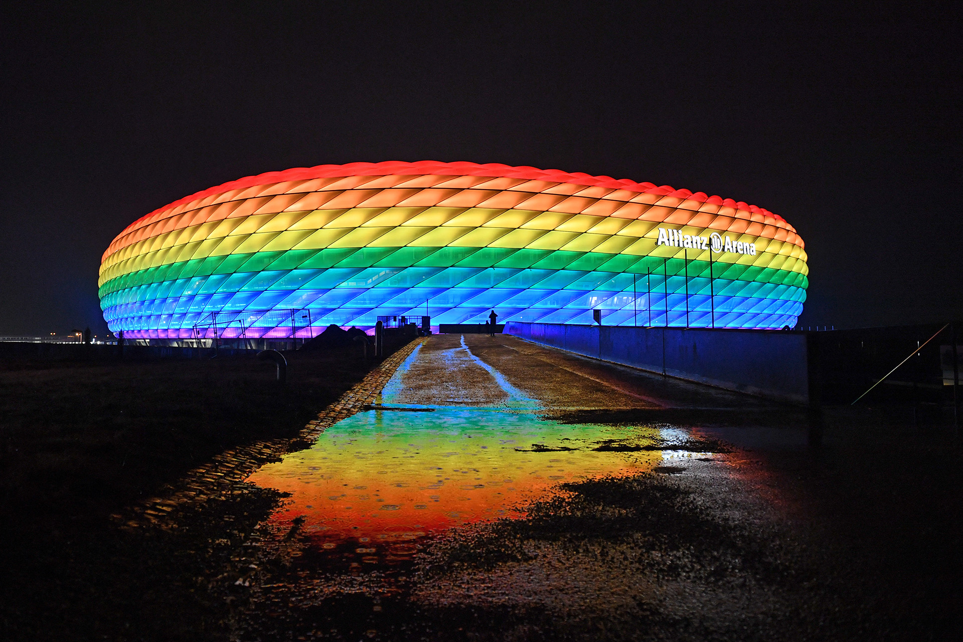 A bajor kormányfő támogatja a müncheni stadion szivárványszínű díszkivilágítását