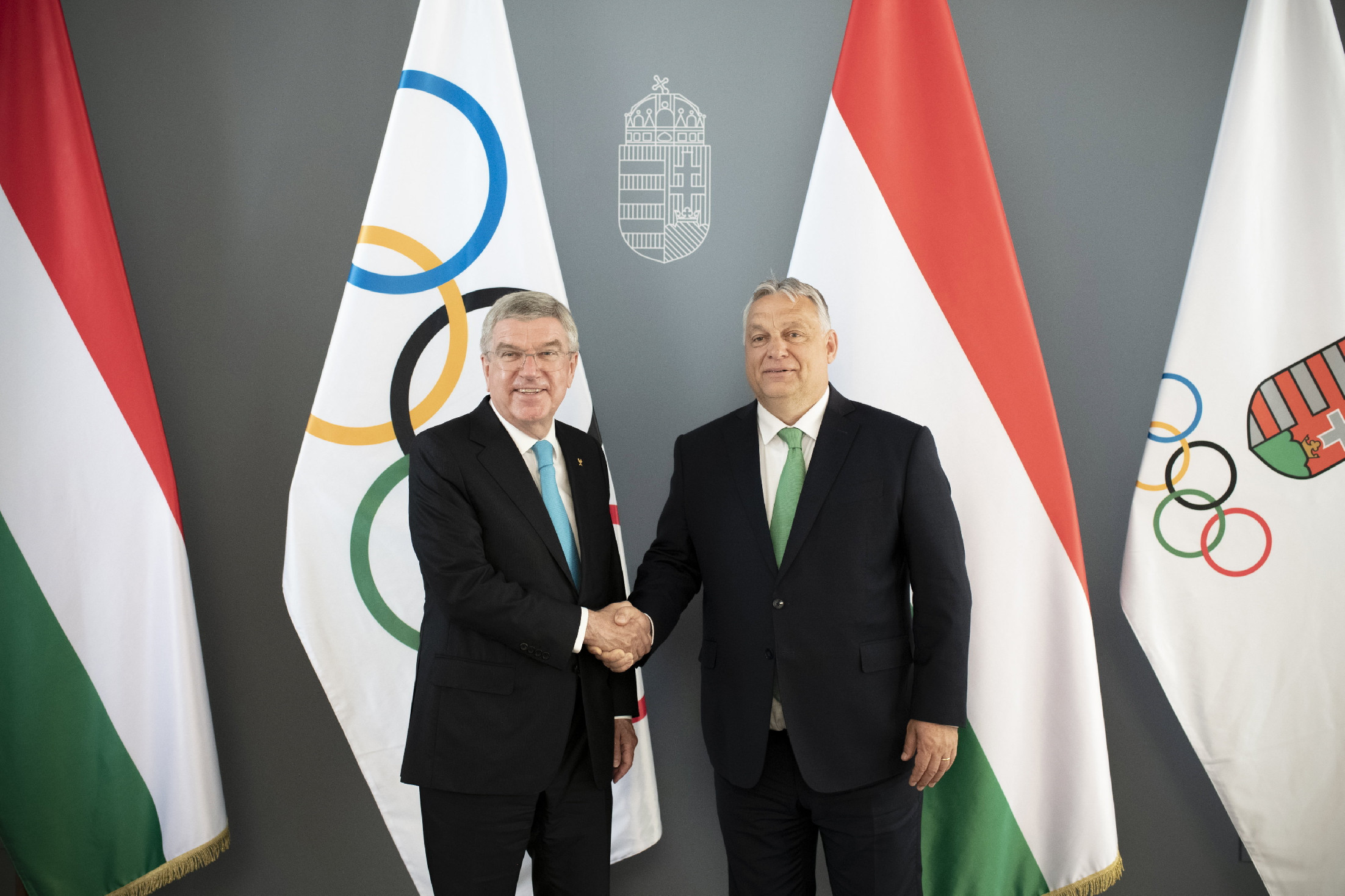 Orbán Viktor a Nemzetközi Olimpiai Bizottság elnökével tárgyalt, ott volt Schmitt Pál is