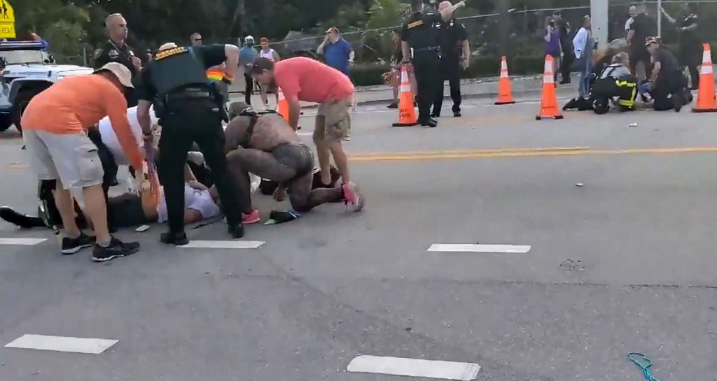 Gázt adott és az emberek közé hajtott egy autós a floridai melegfelvonuláson