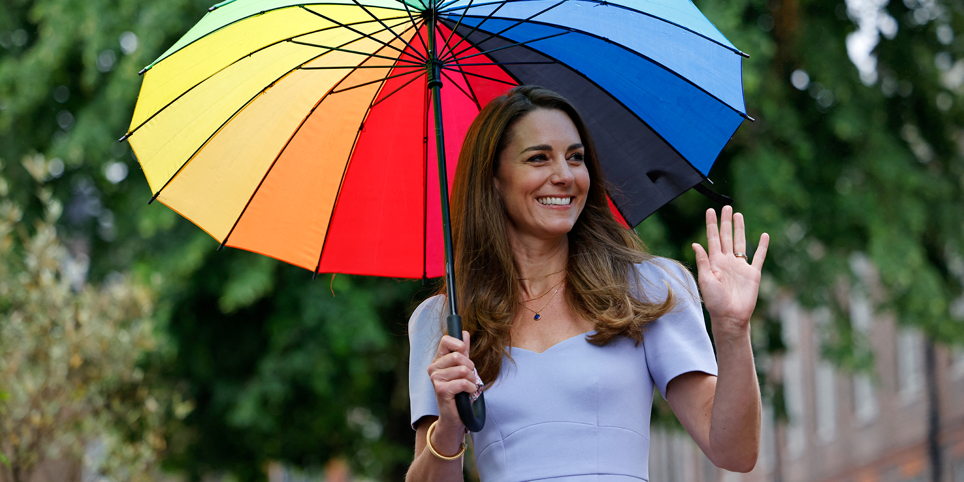 Kate Middleton sokszínű esernyővel jelent meg, máris megindultak a találgatások, mit üzenhetett