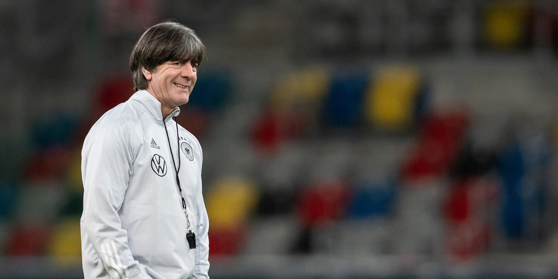 Joachim Löw nem áll le az ujjaival