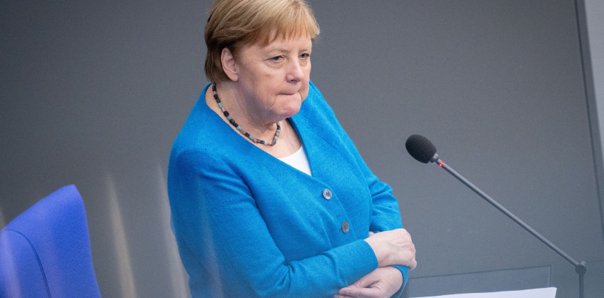 Angela Merkel elismerte, hogy az euróválság idején hozott kényszerítések okozták a görög-német feszültséget 
