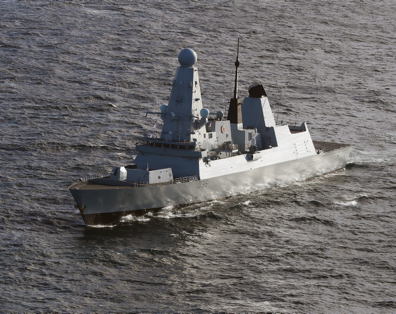 Figyelmeztető lövést adott le egy orosz hadihajó egy brit romboló felé