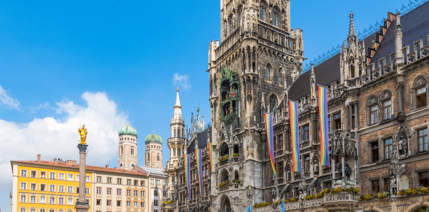 Szivárványszínű zászlókat osztanak Münchenben a német–magyar meccs előtt