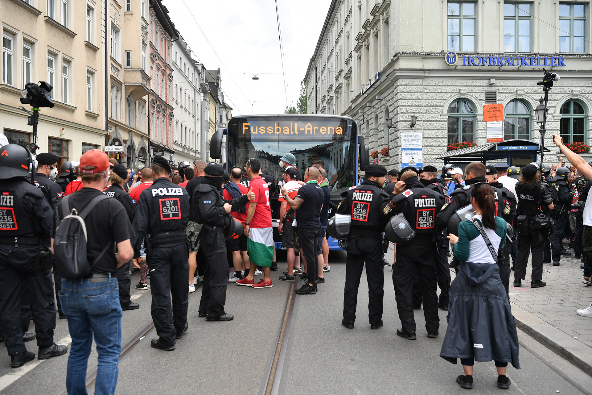 Tizennyolc magyar szurkolót állítottak elő Münchenben, volt akit náci jelképek miatt