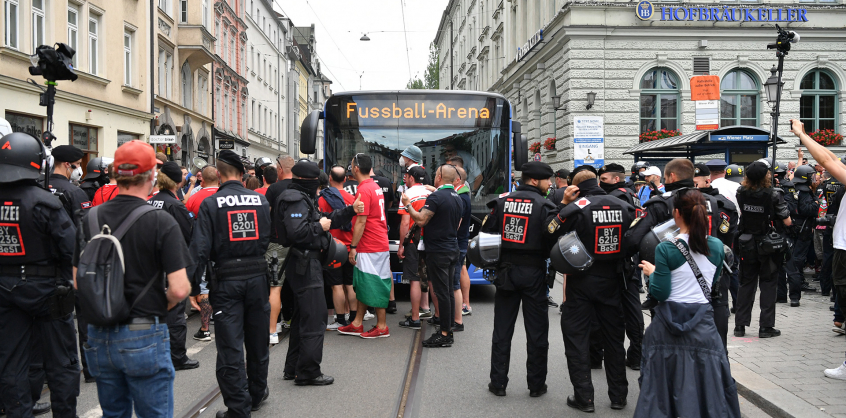 Tizennyolc magyar szurkolót állítottak elő Münchenben, volt akit náci jelképek miatt