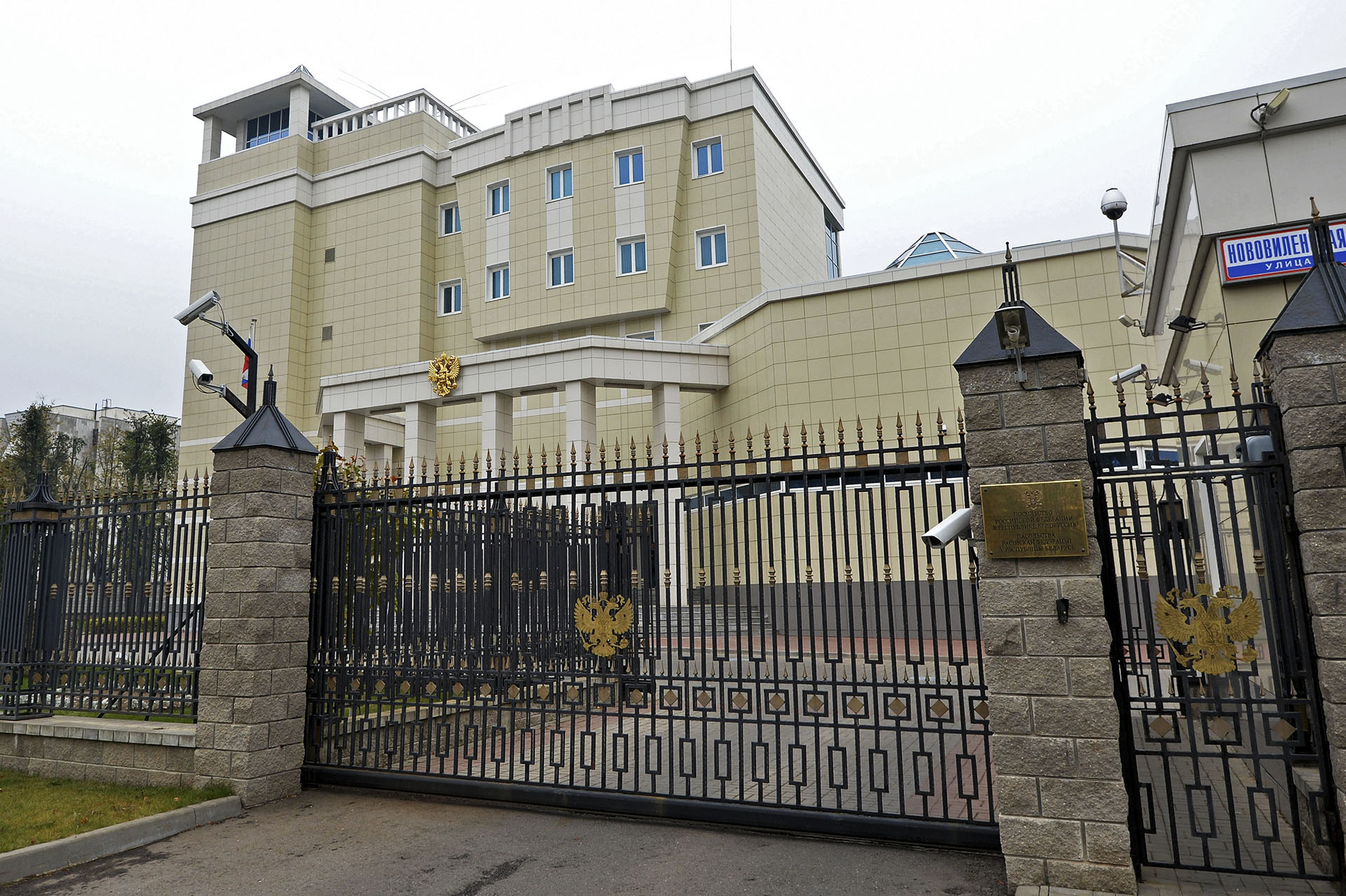 Egy férfi az autójával belehajtott a minszki orosz nagykövetség kapujába