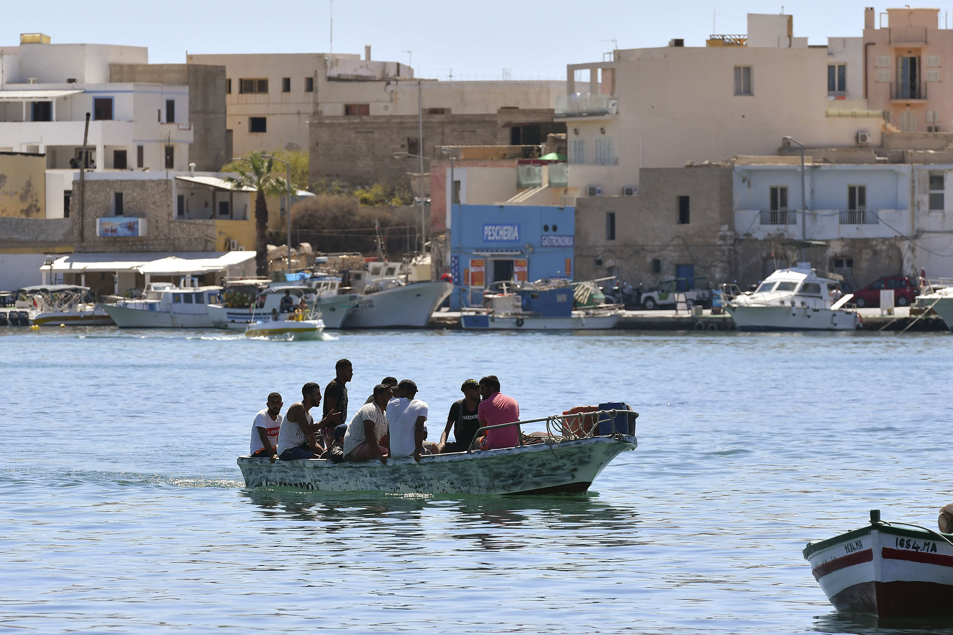 Nem telik el úgy nap Lampedusán, hogy ne kössön ki egy menedékkérőkkel teli hajó 