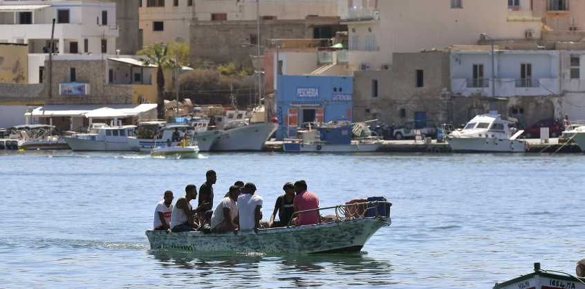 Nem telik el úgy nap Lampedusán, hogy ne kössön ki egy menedékkérőkkel teli hajó 