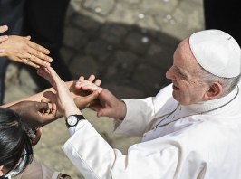 Ferenc pápa százezer euróval támogatja a lengyel-fehérorosz határon levő migránsokat 