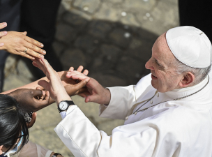 A csatornafedeleket is lehegesztik Ferenc pápa hétvégi látogatásának idejére 
