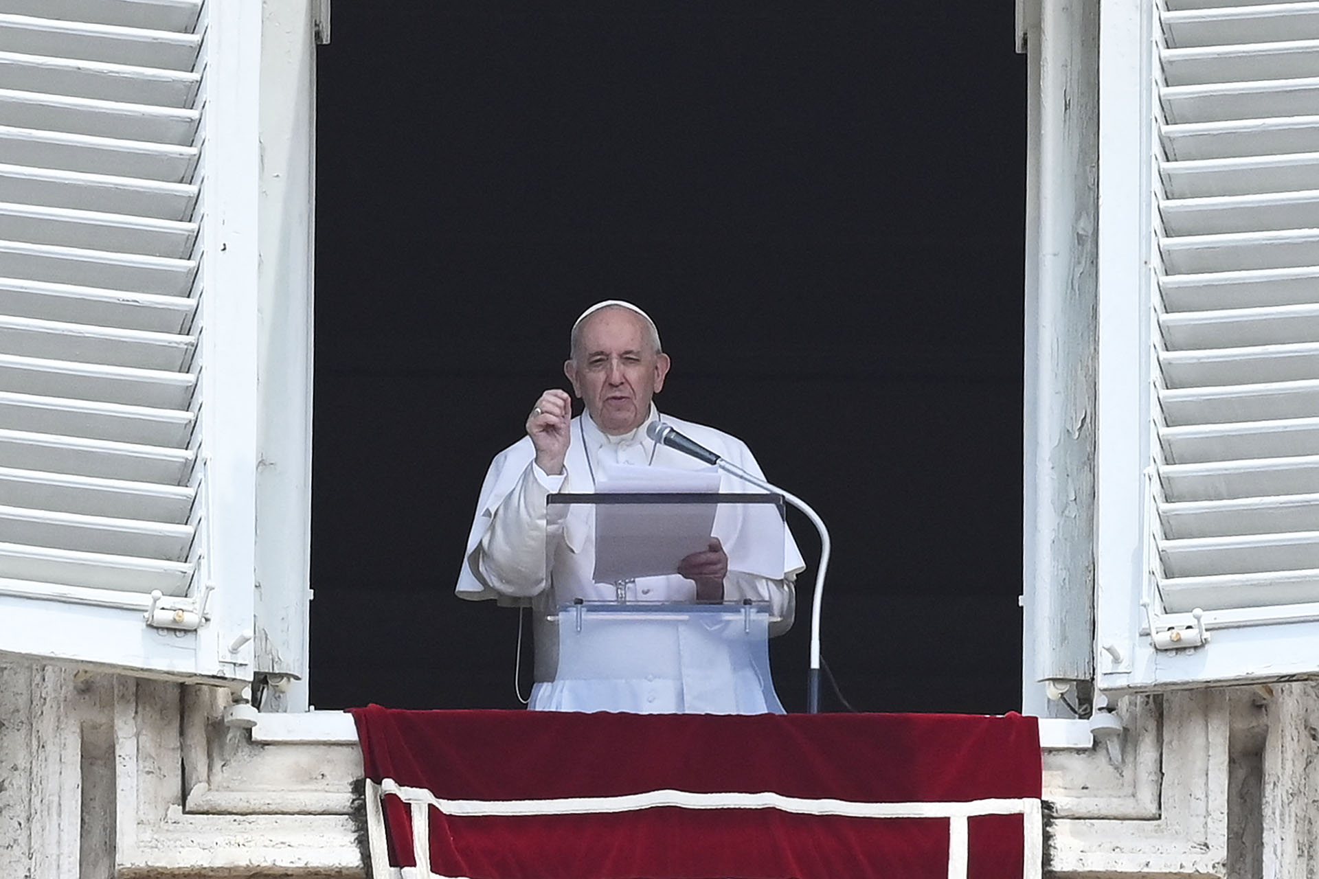 Kórházi erkélyen beszélt Ferenc pápa az ingyenes egészségügyi ellátás mellett