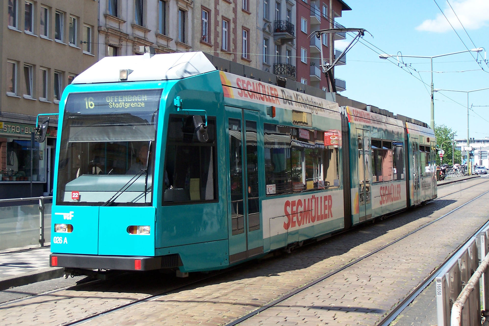 Megy a vita, hogy lehet-e utólag klímát szerelni a Budapestre tervezett frankfurti villamosokba