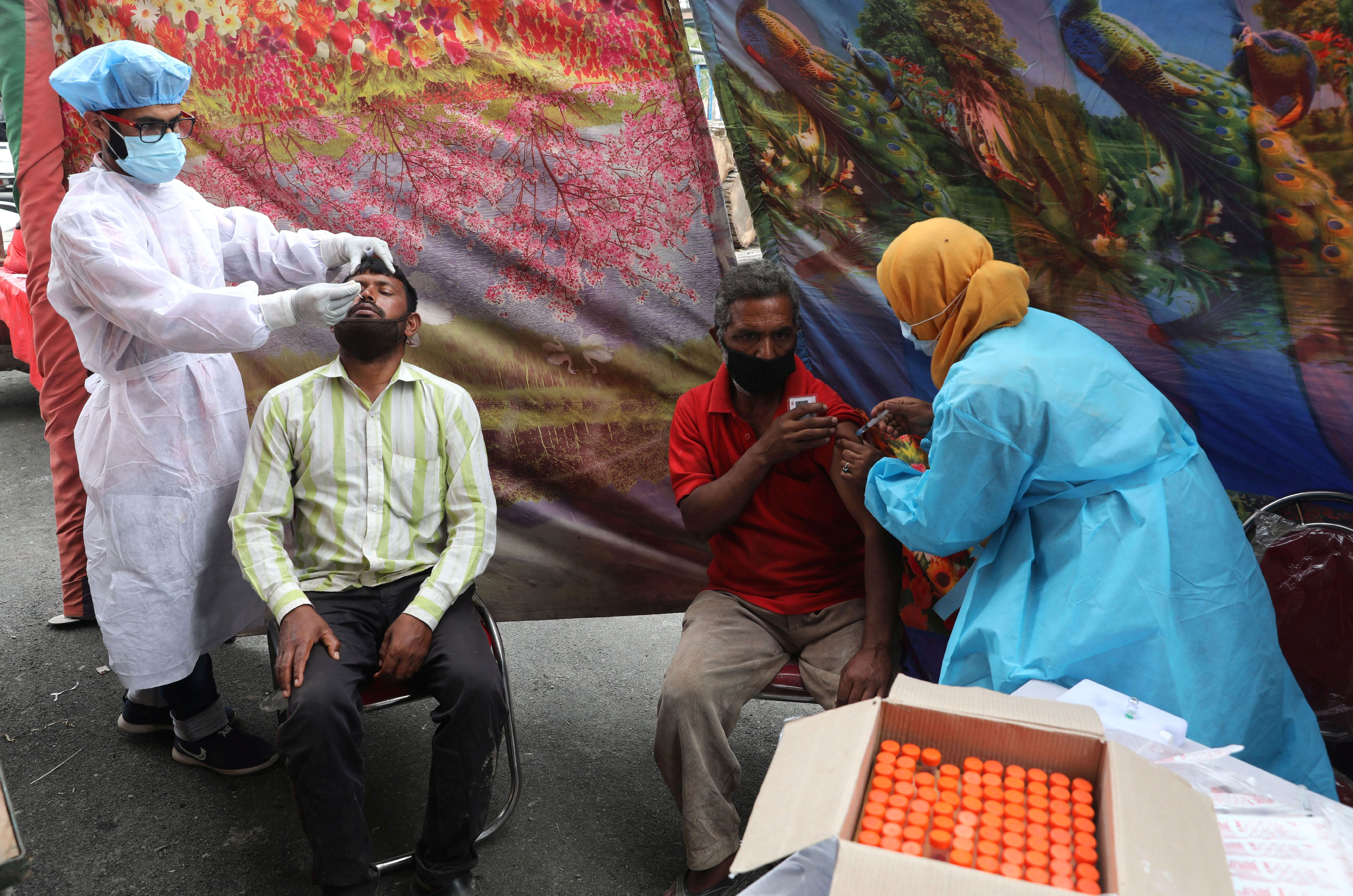 Hatalmas vakcinaátverés Indiában, ezreket csaptak be