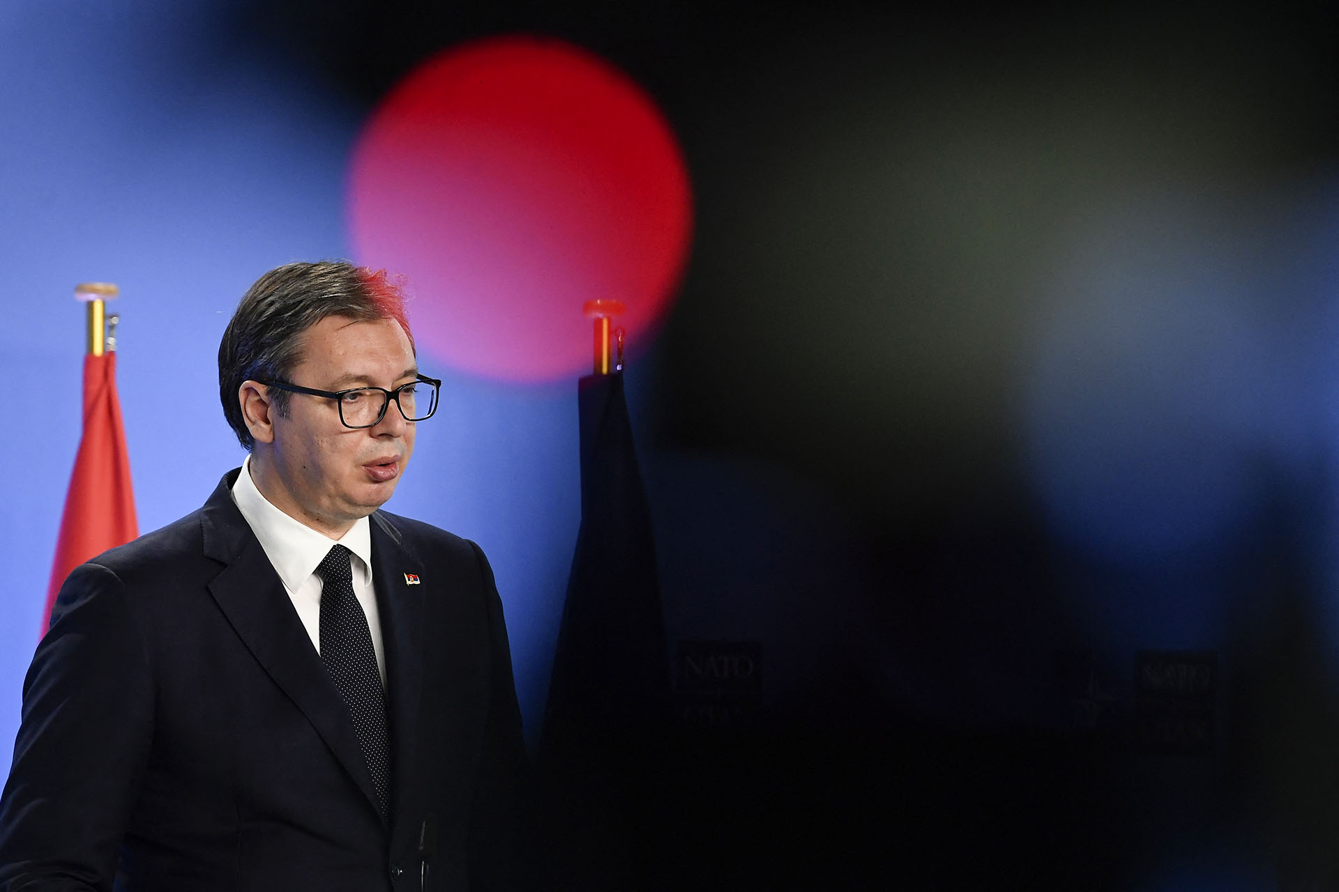 Keményen beolvasott a NATO-nak a szerb elnök