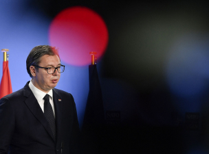 Keményen beolvasott a NATO-nak a szerb elnök