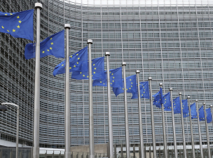 Haladékot kap a magyar kormány az Európai Bizottságtól