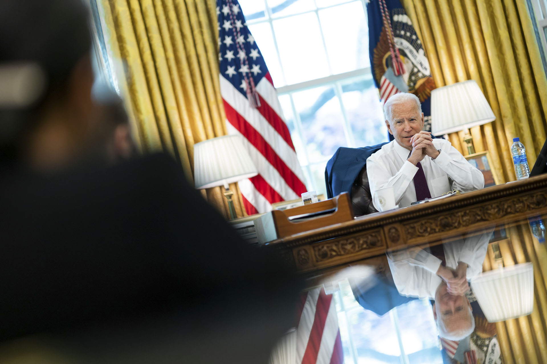 Biden fellép a gyártói korlátozások ellen