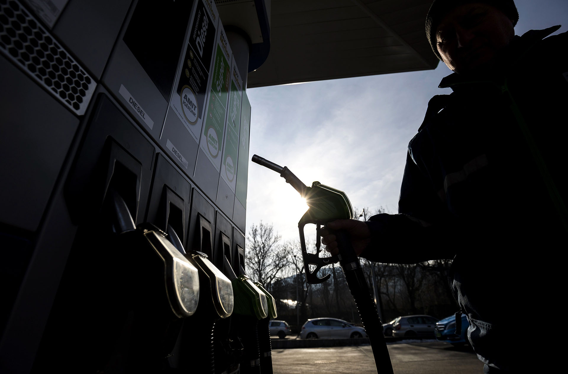 Döntött a NAV, változatlan marad az üzemanyag jövedéki adója