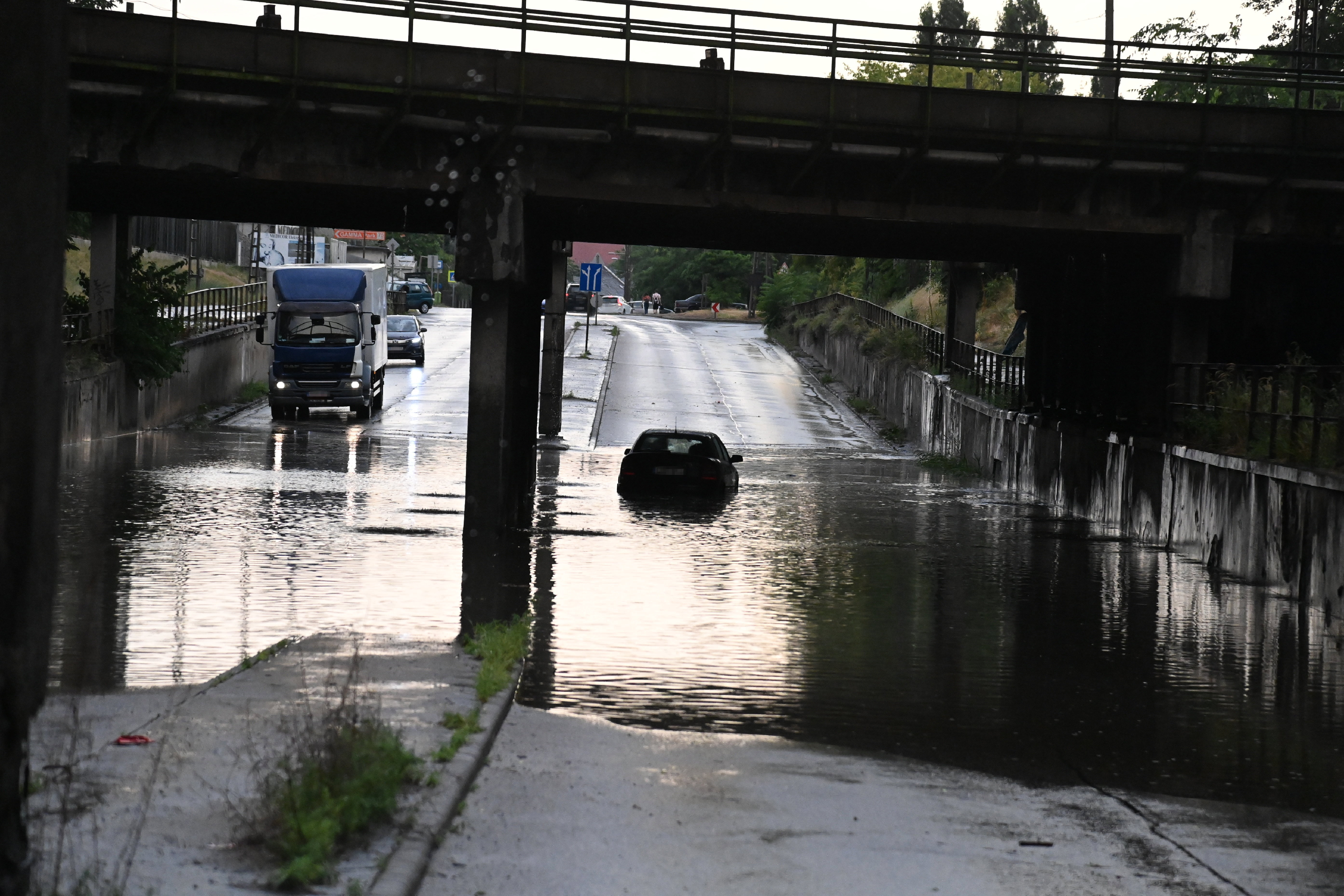 Elsüllyedt egy autó, akkora víz volt Budapesten
