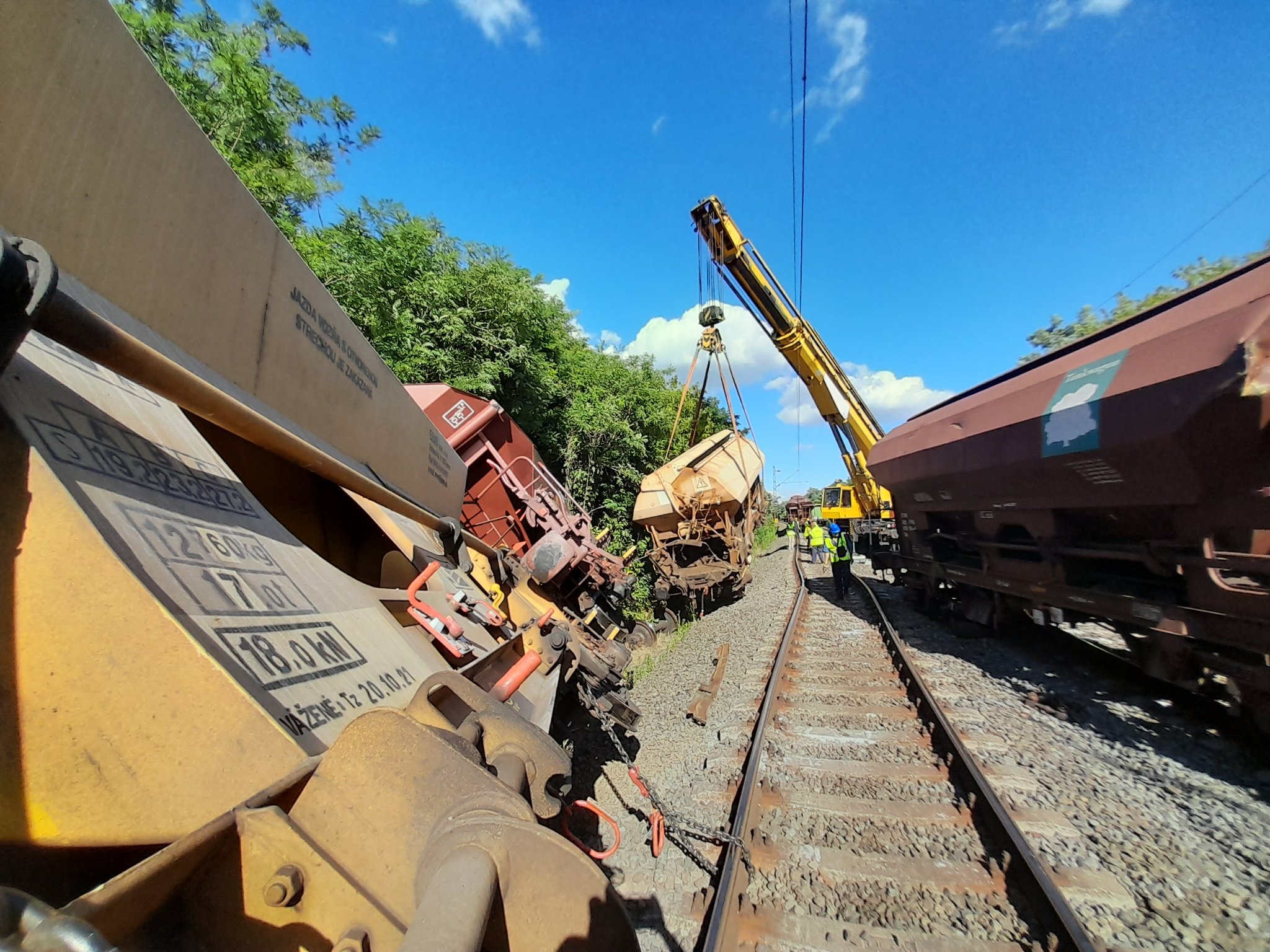 Így néznek ki a tehervonatok balesete során meggörbült sínek Biatorbágynál