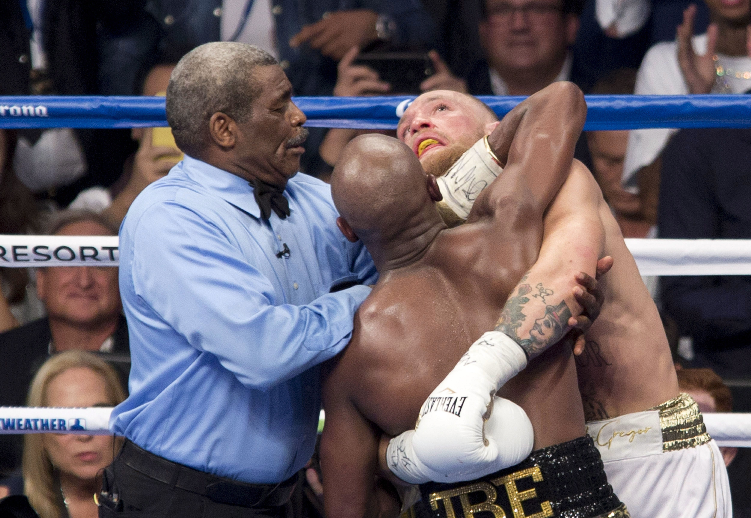 Horrorsérülés vetett véget Conor McGregor mérkőzésének