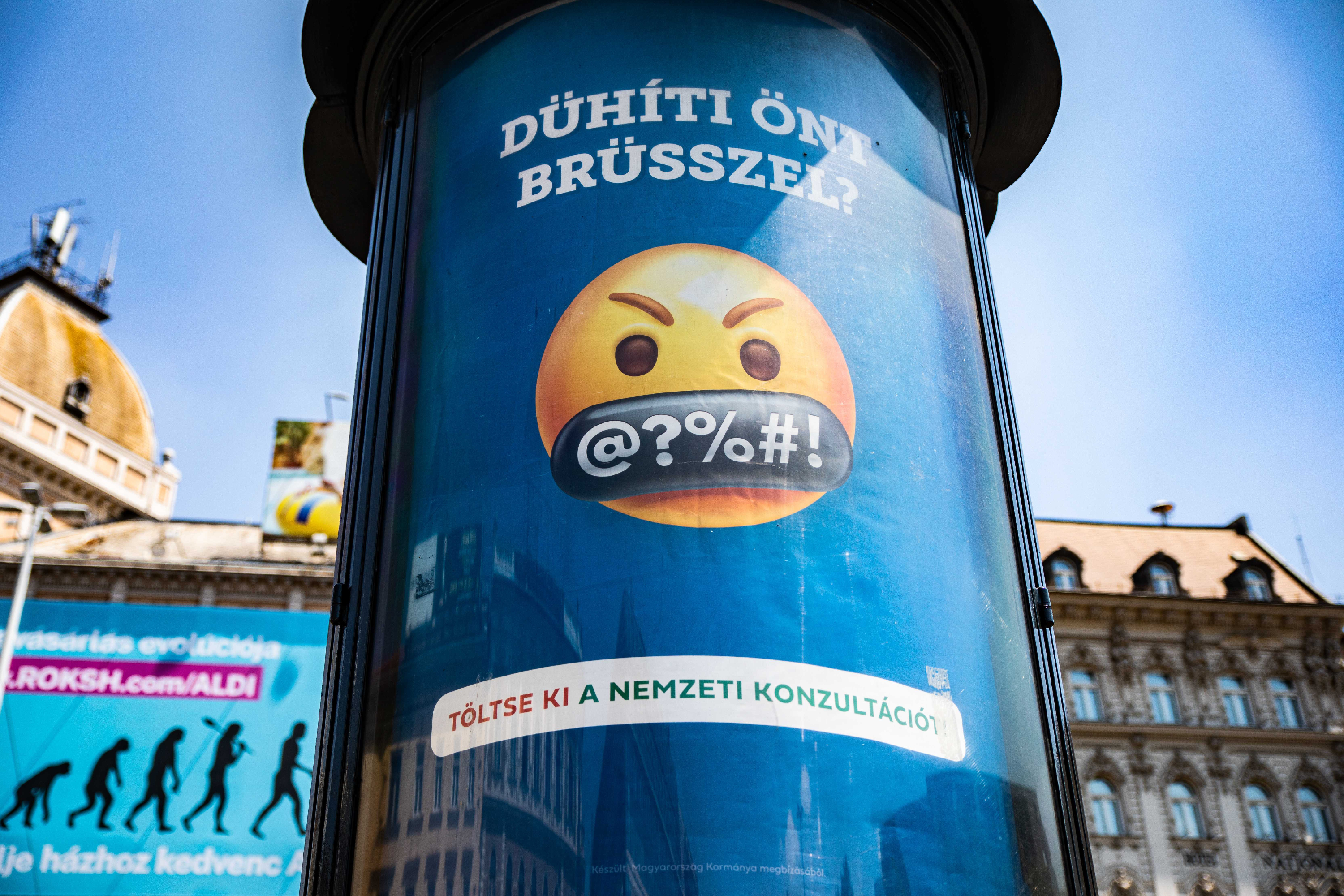 Kőszegi András: Értelmiségi picsogás lett a kormány emojis kampányából