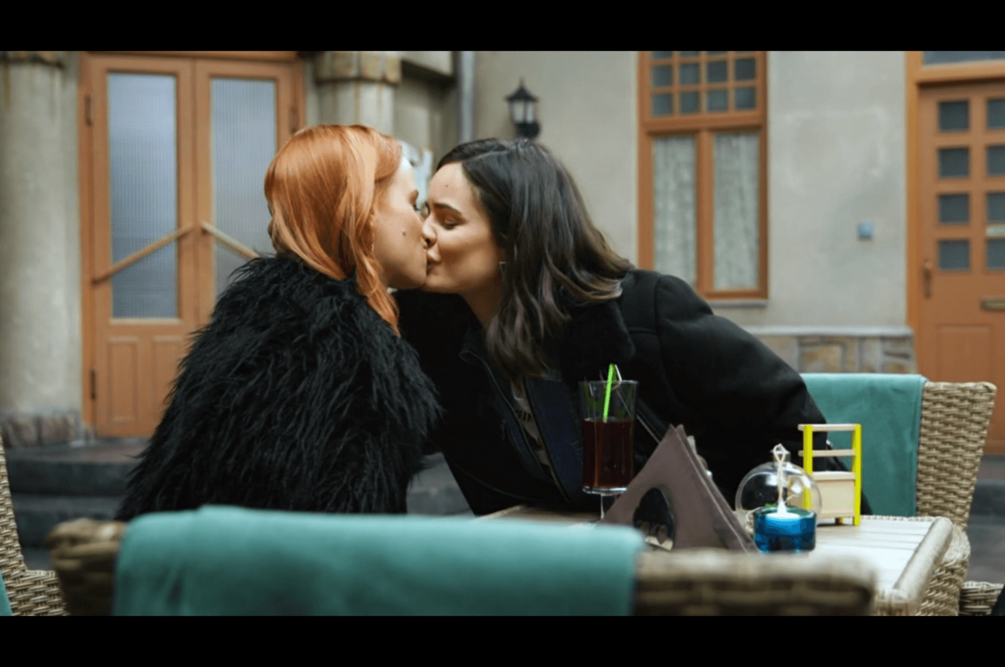 Tiltott leszbikus csók csattant el a Barátok köztben