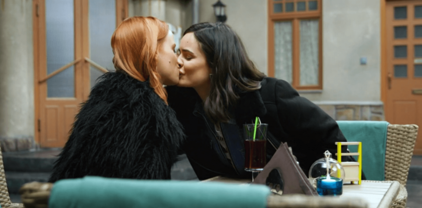 Tiltott leszbikus csók csattant el a Barátok köztben
