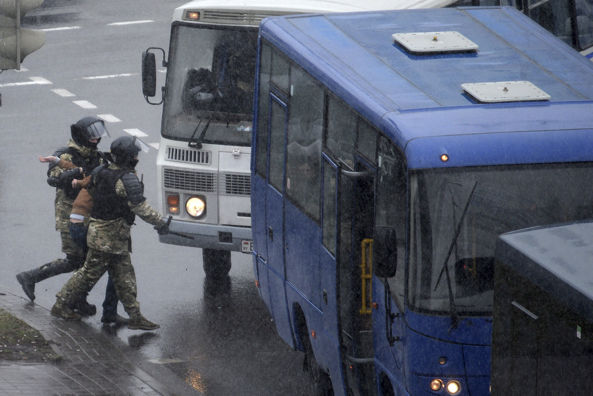 Lukasenka rendszere a rendőrséget küldte az újságírókra 