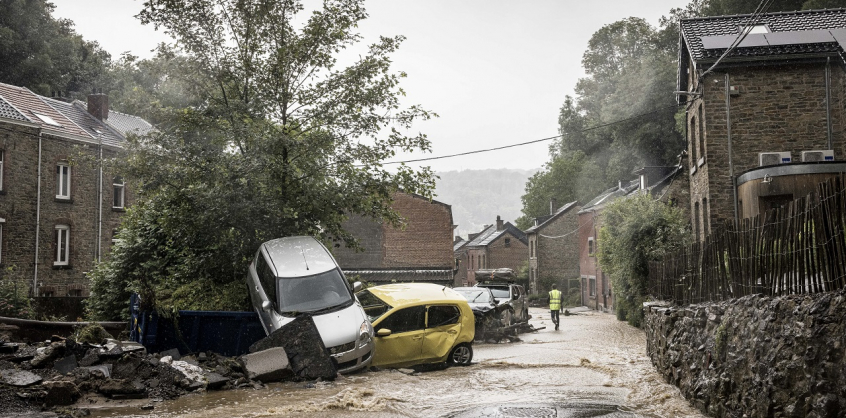 Olyan eső esett, hogy helikopterrel mentik a helyieket a háztetőkről, legalább 59 halott Németországban