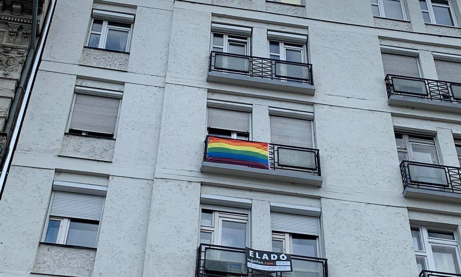 Három férfi próbált betörni egy budapesti lakásba, mert szivárványos zászló volt az erkélyen 