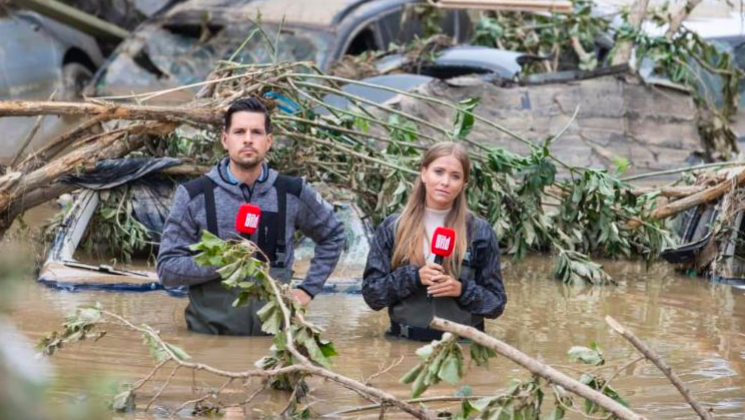 Brutális árvíz: derékig érő vízben tudósítottak a német riporterek 