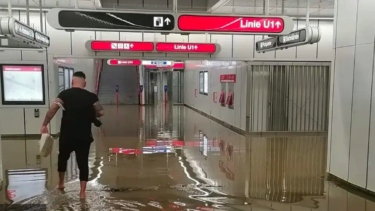 Bécsnek annyi: bokáig érő vízben gázoltak az emberek a metróaluljáróban