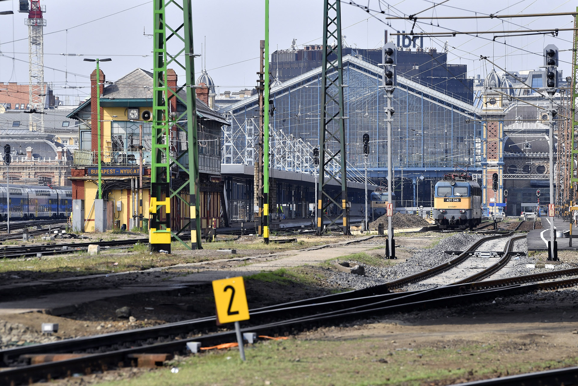 Vihar – Sárlavina zúdult a vasúti pályára, fővárosi vonatokat is érint 