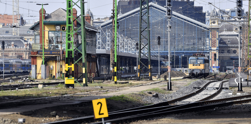 Vihar – Sárlavina zúdult a vasúti pályára, fővárosi vonatokat is érint 