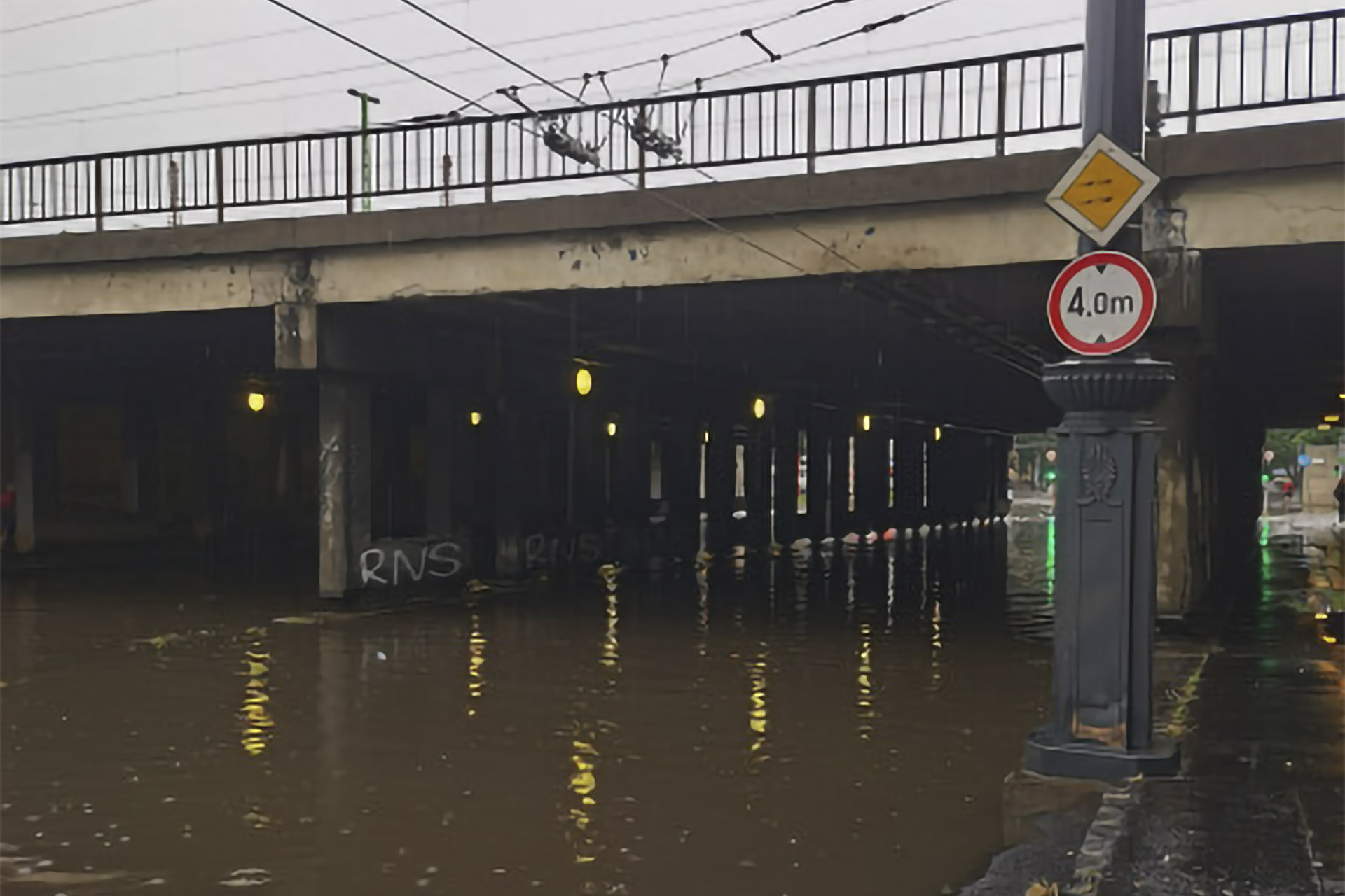 Brutális eső zúdult az országra, Budapesten bokáig érő vízben gázolnak az emberek