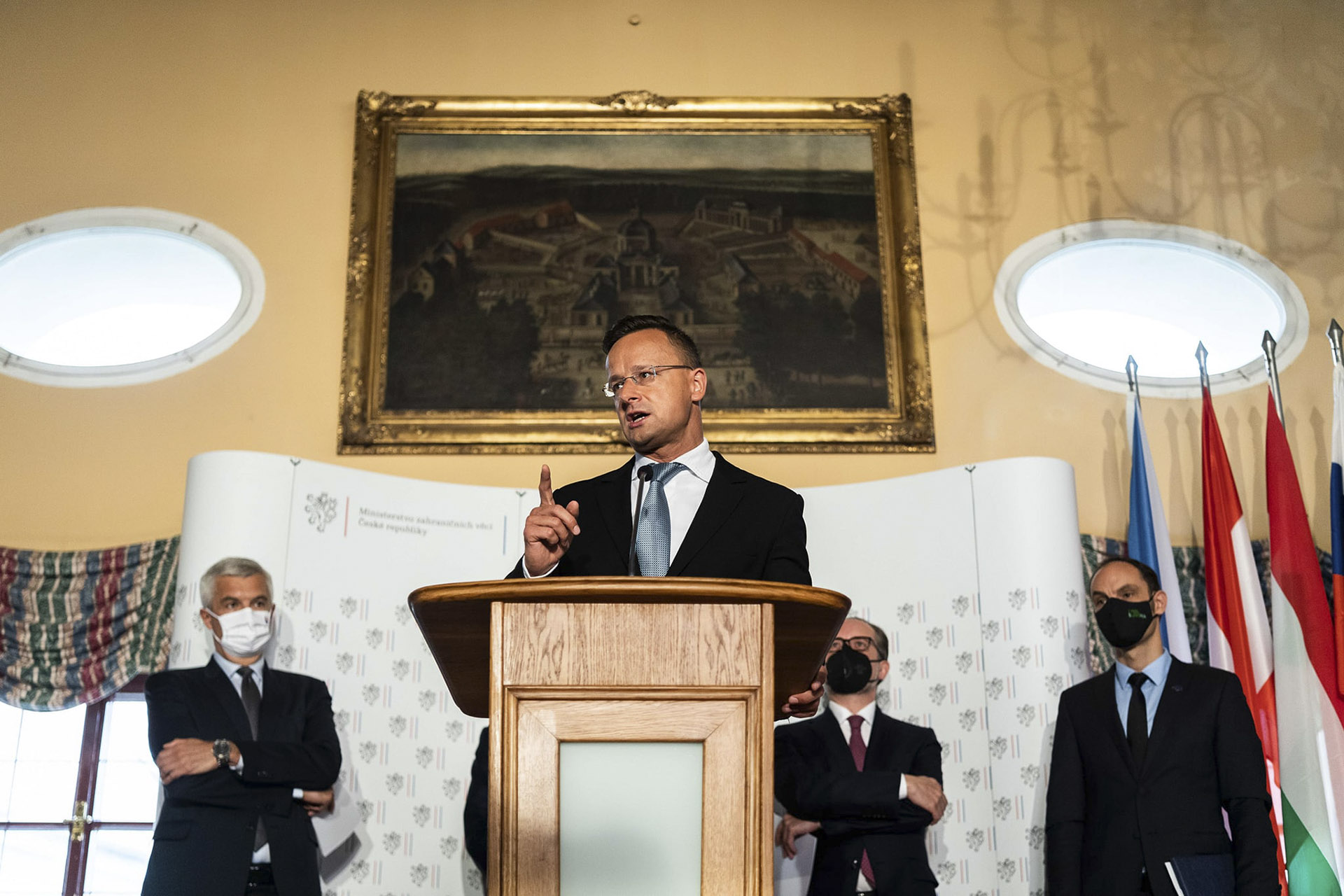 Szijjártó Péter: A halálesetekért az álhírgyártók is felelősek